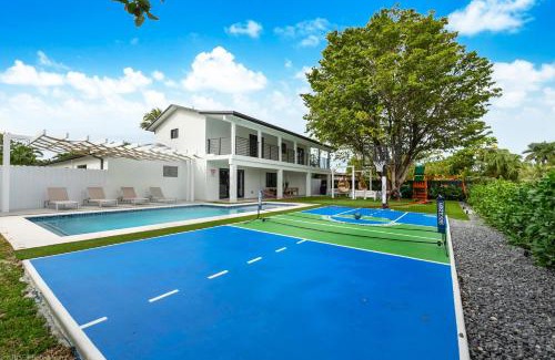 Ludlam House | The World - 9 Bedrooms Heated Pool with Mini Golf, Canal View and Work Area