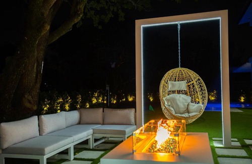 Ludlam House | The World - 9 Bedrooms Heated Pool with Mini Golf, Canal View and Work Area