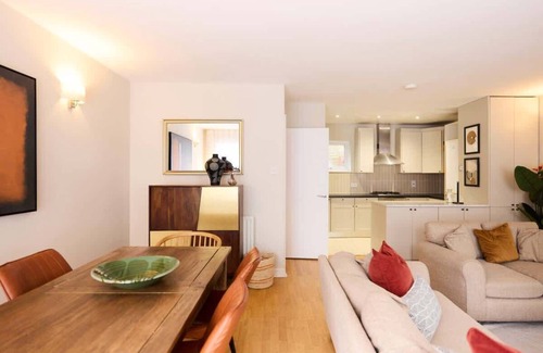 Tollington Apartment | The Wray Crescent Hideout - Stylish 4BDR + Parking