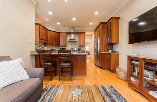 Wrigleyville House | The Wrigleyville VIP- 200 steps to Wrigley- Super Clean!
