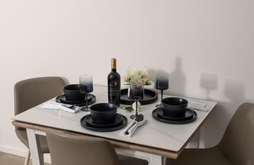 Central Milton Keynes Apartment | The Yellow Suite for Professionals at MK Central with Free Parking and Fast Wi-Fi