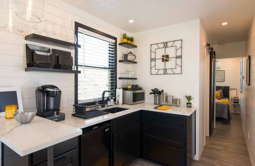 Waco Apartment | The Zephyr Tiny Container Home 12 min to Downtown Waco