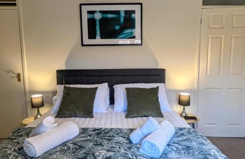 Shrewsbury House | Theatre Severn Town House, Parking & Quarry Views