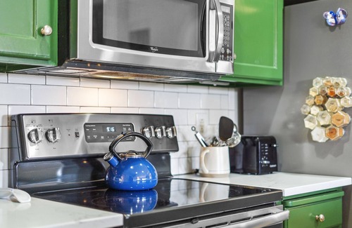 Redmond House | TheNest @Eagle Crest! Your gateway stop to R&R: Private Hot tub, deck & patios