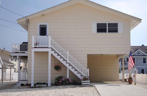 Stone Harbor House | Third from the beach- Ocean and Beach Views !