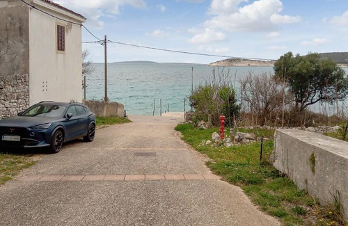 Martinscica Apartment | This compact studio flat is just a stone's throw from the pebble beach.