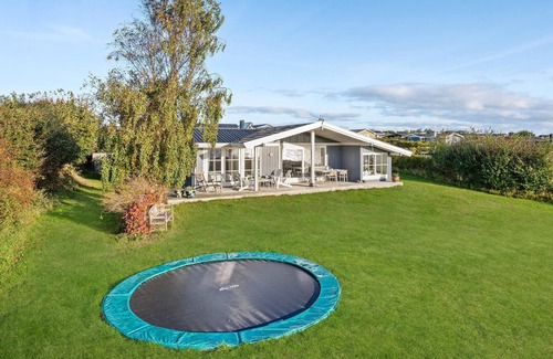 Ebberup House | This cozy cottage with a panoramic view of the sea is located just a few steps from the water.