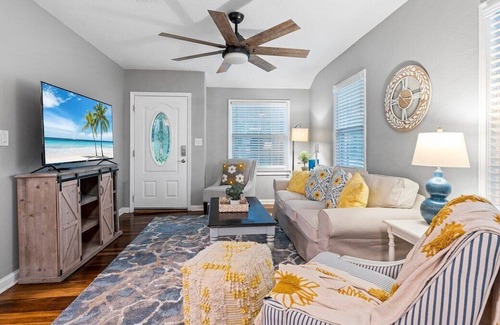 Lakeshore South House | This house is a 4 bedroom(s), 2 bathrooms, located in Jacksonville, FL.