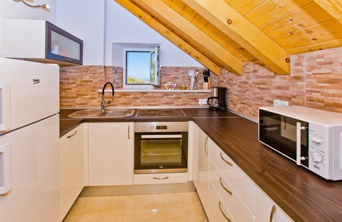 Zarace House | This is a house, with a large and astonishing view at the beach and open sea.