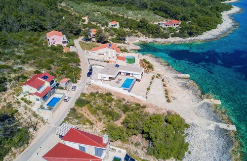 Potirna House | This large and tasteful house with pool by the sea welcomes you to the island of Korcula.