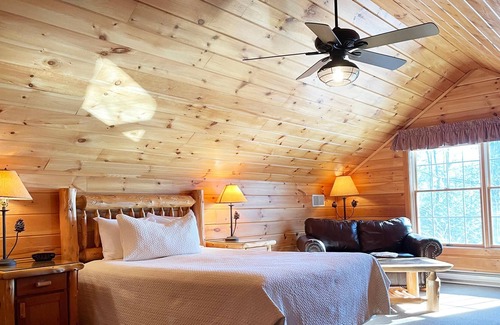Reeders Cabin | This magnificent non-smoking, 3-bdroom, 3-bath log cabin is handsomely decorated