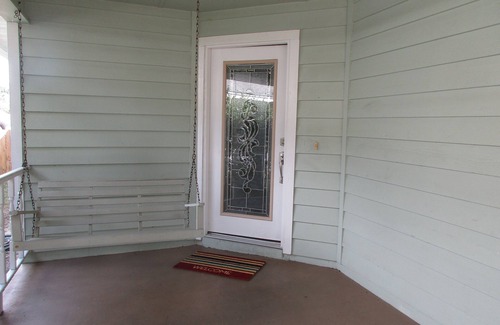 Mount Dora House | This Mt Dora home is ready for you! Fireplace/Front Porch Swing/Internet