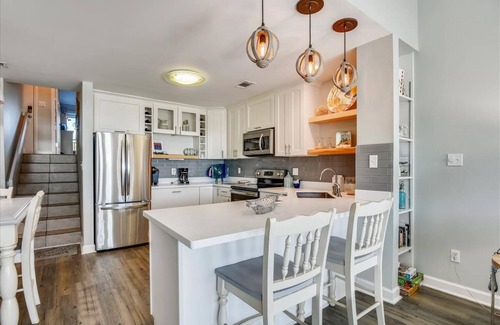 East End House | THIS ONE bedroom, one bath townhome is perfectly located and has been completely renovated.