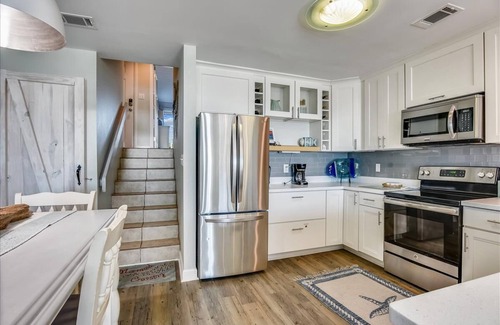 East End House | THIS ONE bedroom, one bath townhome is perfectly located and has been completely renovated.