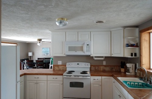 Custer Cottage | This spacious cottage with a hot tub is the perfect spot for a family vacation.