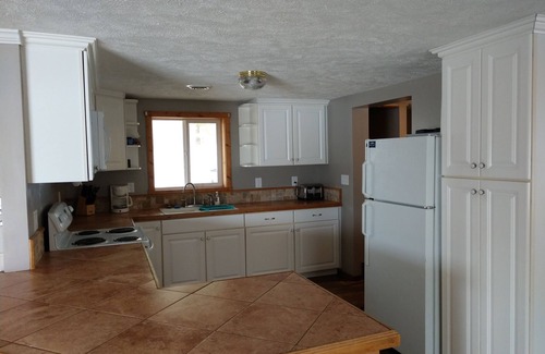 Custer Cottage | This spacious cottage with a hot tub is the perfect spot for a family vacation.