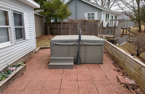 Custer Cottage | This spacious cottage with a hot tub is the perfect spot for a family vacation.