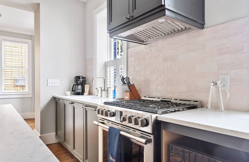 Cannonborough Elliotborough Apartment | Thomas Waring House Suite B|Heritage Award-Winning