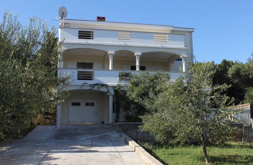 Tkon Apartment | Three bedroom apartment near beach Tkon, Pašman (A-8297-b)