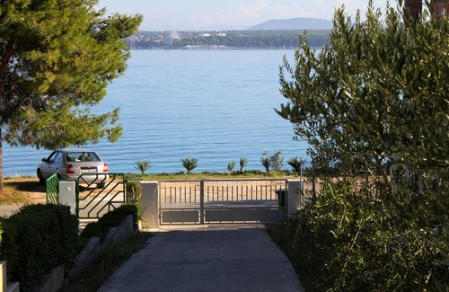 Tkon Apartment | Three bedroom apartment near beach Tkon, Pašman (A-8297-b)