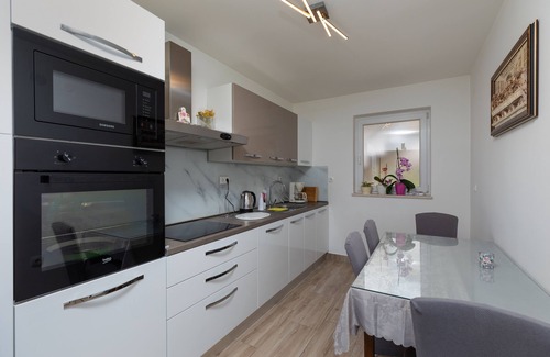 Stanici Apartment | Three bedroom apartment with balcony and sea view Stanići, Omiš (A-11421-a)