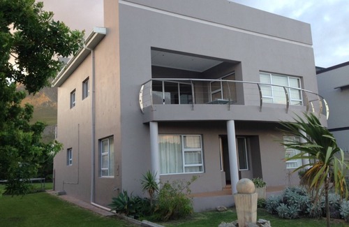 Kleinmond House | Three-Bedroom Holiday House - Picolla Bocca Villa