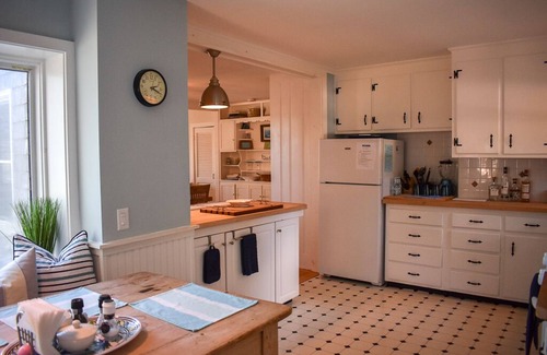 South Dennis House | Three bedroom home sleeping 8 on the water's edge of Swan River