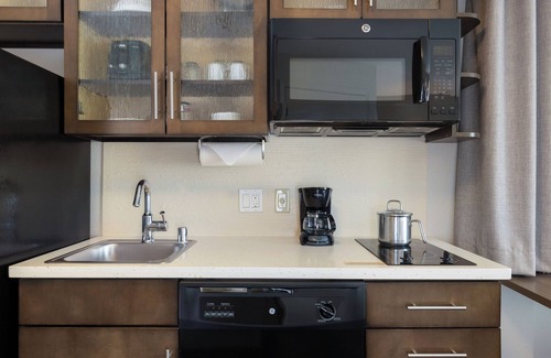 Anaheim Resort Hotel | Three Havens With On-Site Pool & Grill