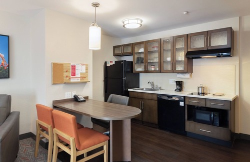 Anaheim Resort Hotel | Three Havens With On-Site Pool & Grill