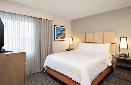 Anaheim Resort Hotel | Three Havens With On-Site Pool & Grill