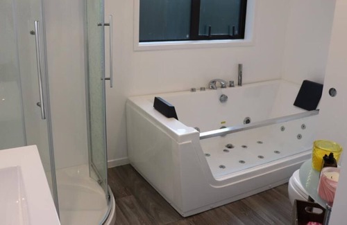 Ohakune Apartment | Tiffany place Chalet 2 bed luxury apartment with twin spa bath