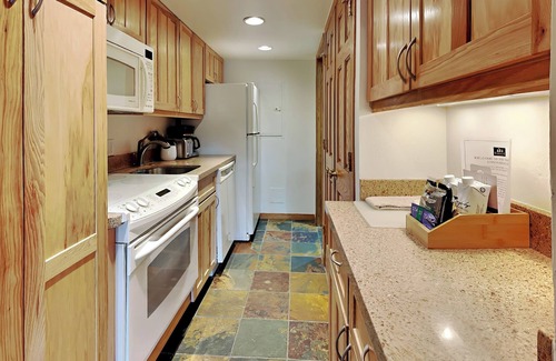 Snowmass Village Condo | 🌲Timberline 303 Studio Loft Standard ~ Hot Tub~Pool~WiFi~Ski-in/out~Local Shuttle🌲