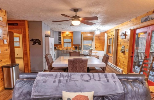 McHenry Cabin | Time Out! Hot Tub! Fire Pit! New Deck, sleeps 10+