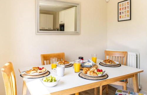 Newport Apartment | Timeless Charm, Historic 3-Bedroom Getaway near Monmouth Castle, Sleeps 5, Parking, WiFi