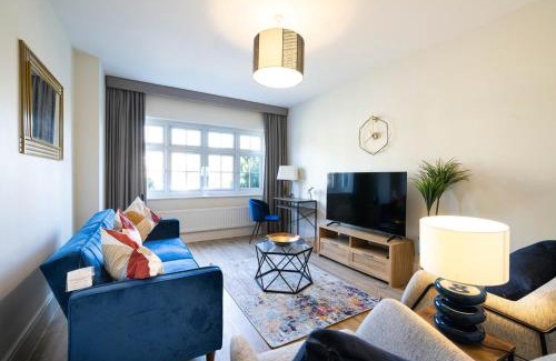 Newport Apartment | Timeless Charm, Historic 3-Bedroom Getaway near Monmouth Castle, Sleeps 5, Parking, WiFi