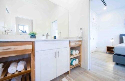 North Side Villa | Timmys Place - Charming Oceanfront Villa with Direct Beach Access and Scenic Views