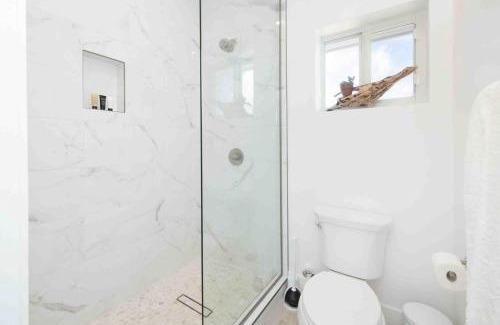 North Side Villa | Timmys Place - Charming Oceanfront Villa with Direct Beach Access and Scenic Views