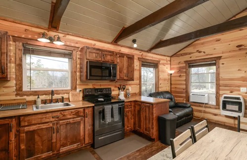 Trenton Cabin | Tiny Cabin Escape - Mountain Views, 30 Min Downtown Chattanooga, Dog Friendly - Cloudland Canyon