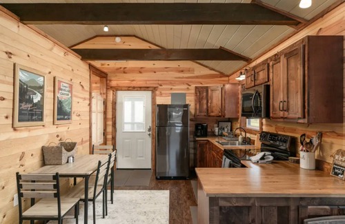 Trenton Cabin | Tiny Cabin Escape - Mountain Views, 30 Min Downtown Chattanooga, Dog Friendly - Cloudland Canyon