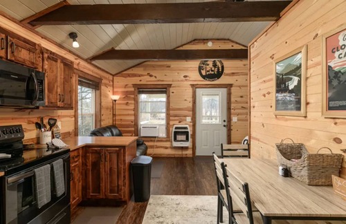 Trenton Cabin | Tiny Cabin Escape - Mountain Views, 30 Min Downtown Chattanooga, Dog Friendly - Cloudland Canyon