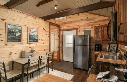 Trenton Cabin | Tiny Cabin Escape - Mountain Views, 30 Min Downtown Chattanooga, Dog Friendly - Cloudland Canyon