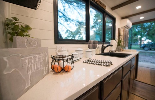 Waco Cabin | Tiny Container Farmhouse: 12 Min to Magnolia/Baylor