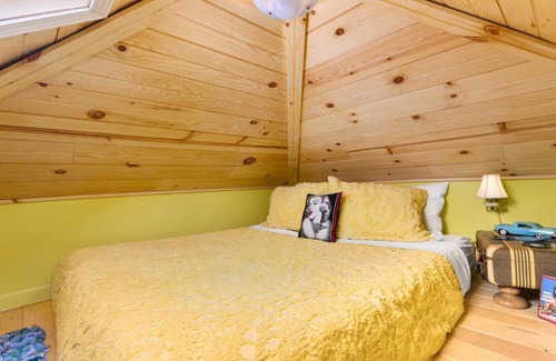 Kerns House | Tiny Digs Rock N Roll House