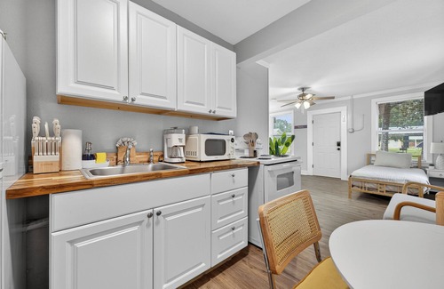 South Pensacola Cottage | Tiny Haven Unwind in Pensacola