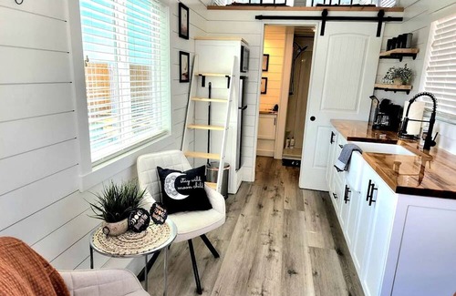 Apple Valley House | Tiny Home Paradise: Private Deck & Hot Tub Getaway in Utah's Scenic Beauty