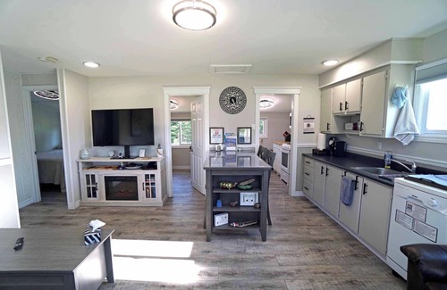 Bouvet Island House | Tiny Home w/modern décor. Great retreat for relaxing and exploring the Peninsula