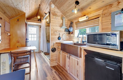 Jamaica House | Tiny House, fire place, fire pit, Stratton; 5 min. 3 min WALK to Pikes Falls!