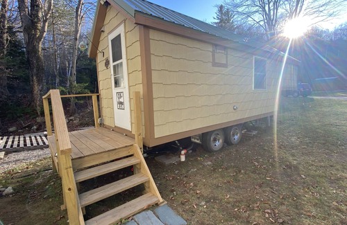 Jamaica House | Tiny House, fire place, fire pit, Stratton; 5 min. 3 min WALK to Pikes Falls!