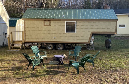 Jamaica House | Tiny House, fire place, fire pit, Stratton; 5 min. 3 min WALK to Pikes Falls!