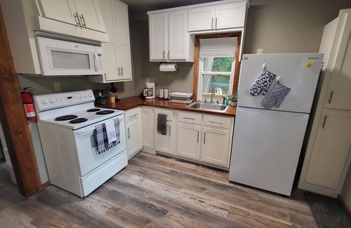 Anderson Cottage | ❤️ Tiny House with Creek Access ❤️